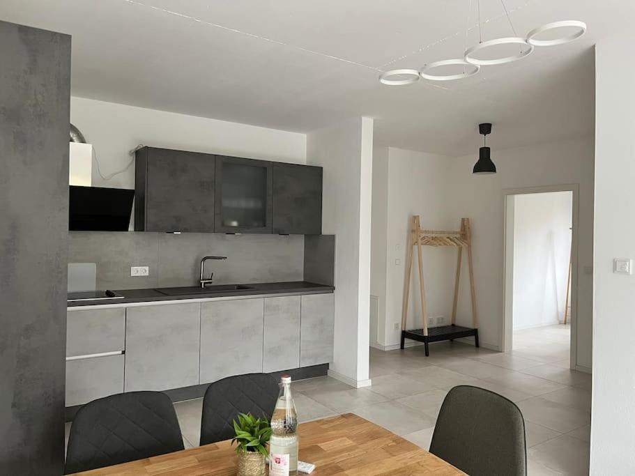 3 Zw 95 M2 Neubau Kostenlos Parkplatz Im Hof Kitzingen Exterior foto